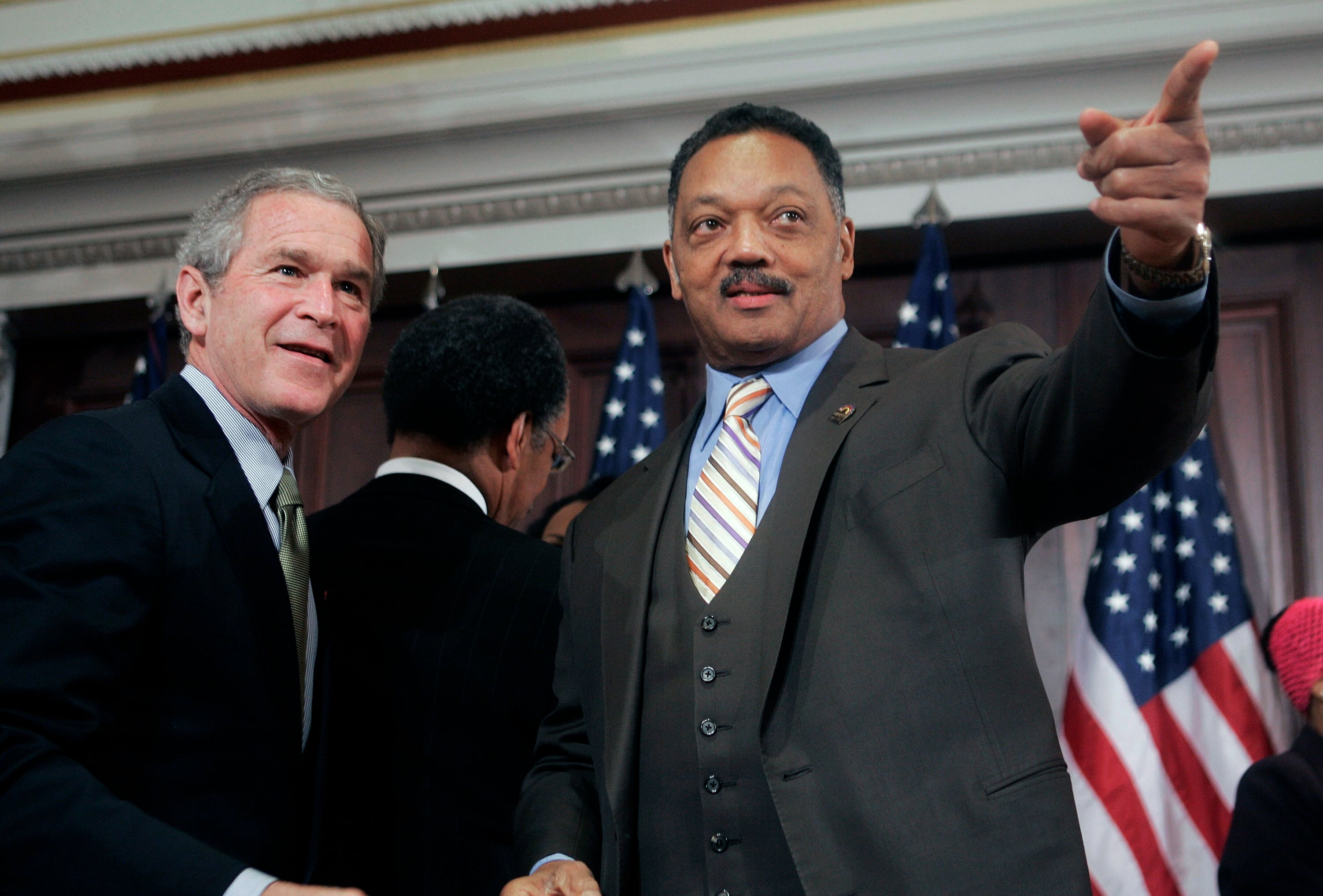 El Presidente George W. Bush con Jesse Jackson en 2005