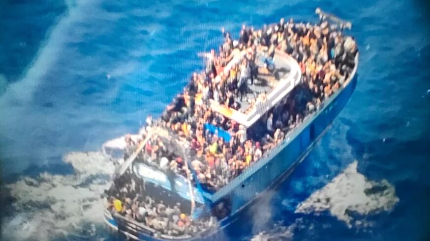 Barco con 700 migrantes en Grecia: La otra tragedia que tuvo menos atención que el submarino turístico Titán
