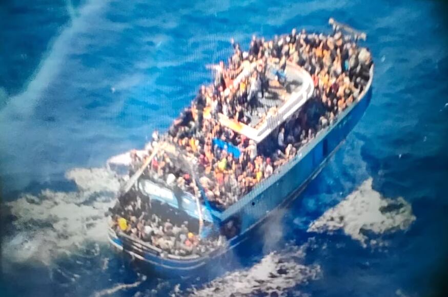 Barco con 700 migrantes en Grecia