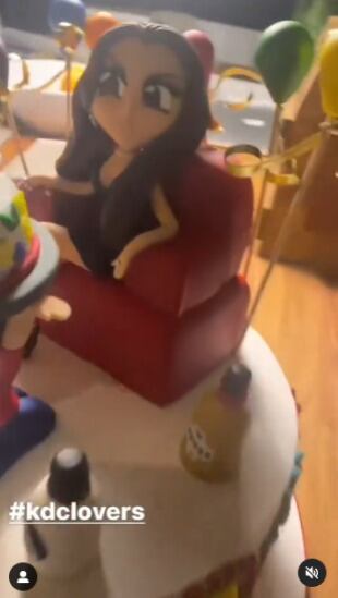 Kate del Castillo celebra su cumpleaños con chela y cheetos