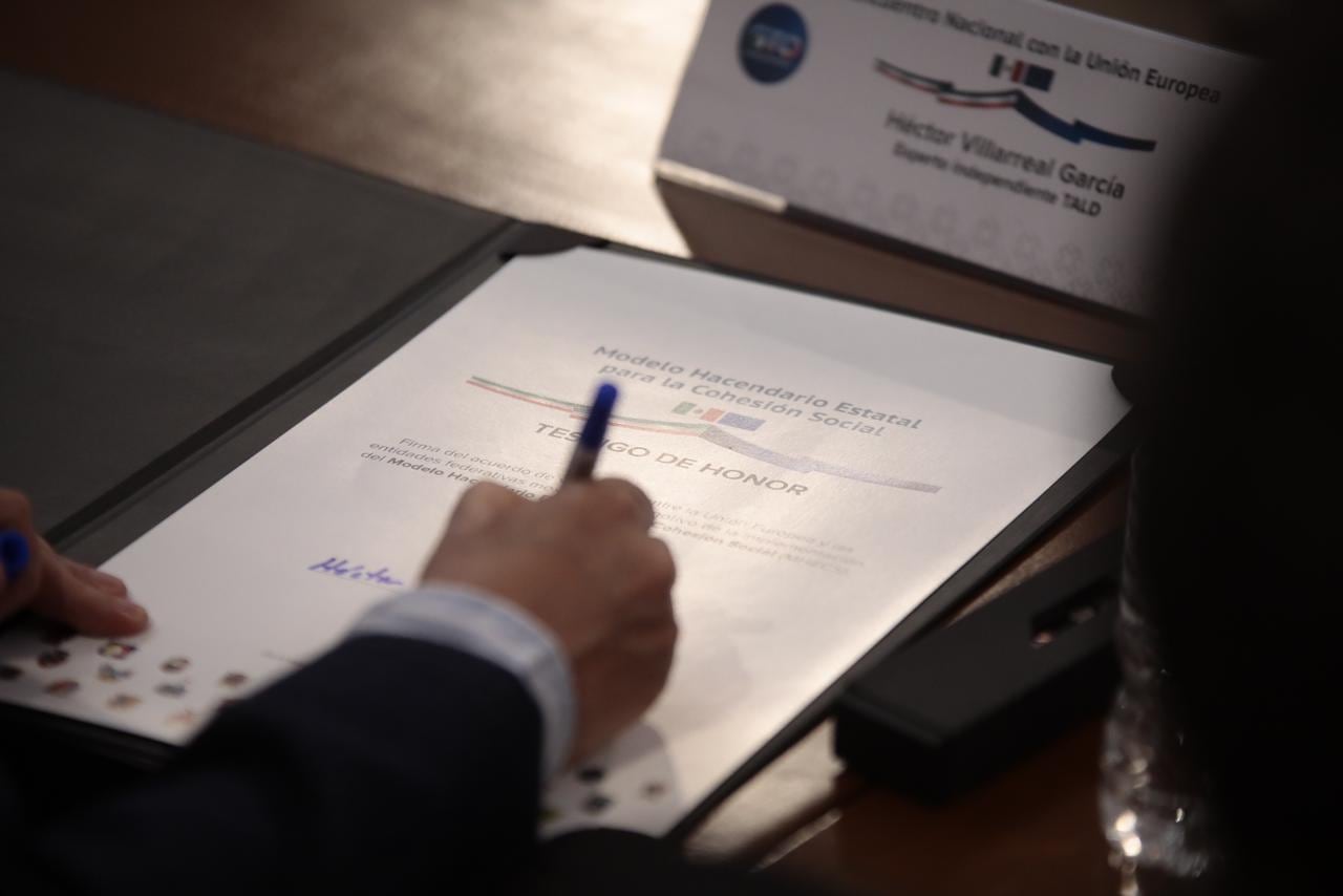 Asistentes al Encuentro Nacional Con la Unión Europea firman como Testigos de Honor