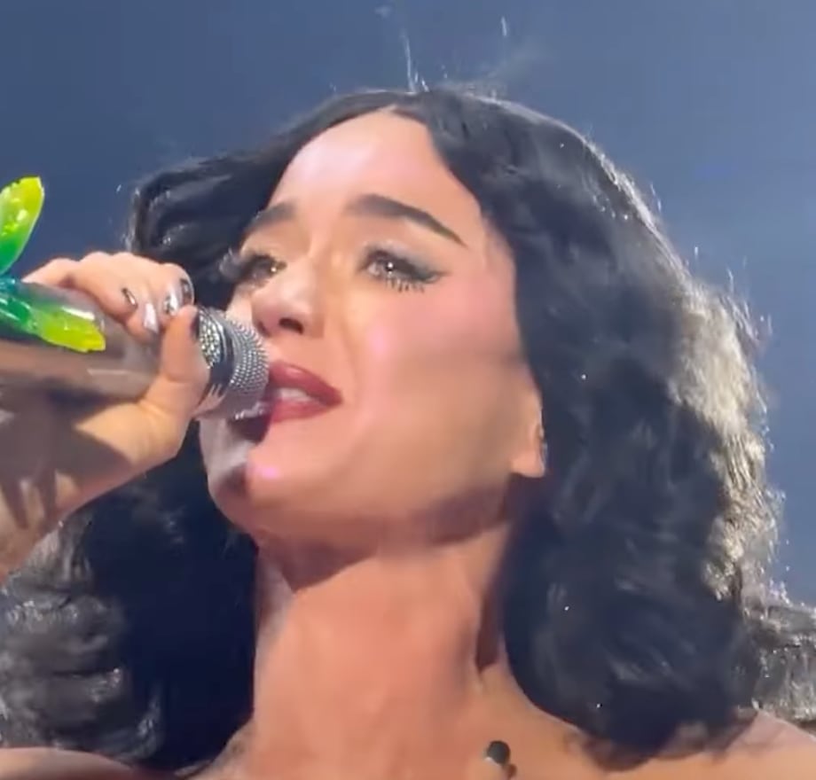 Katy Perry llora en concierto tras separarse de Orlando Bloom