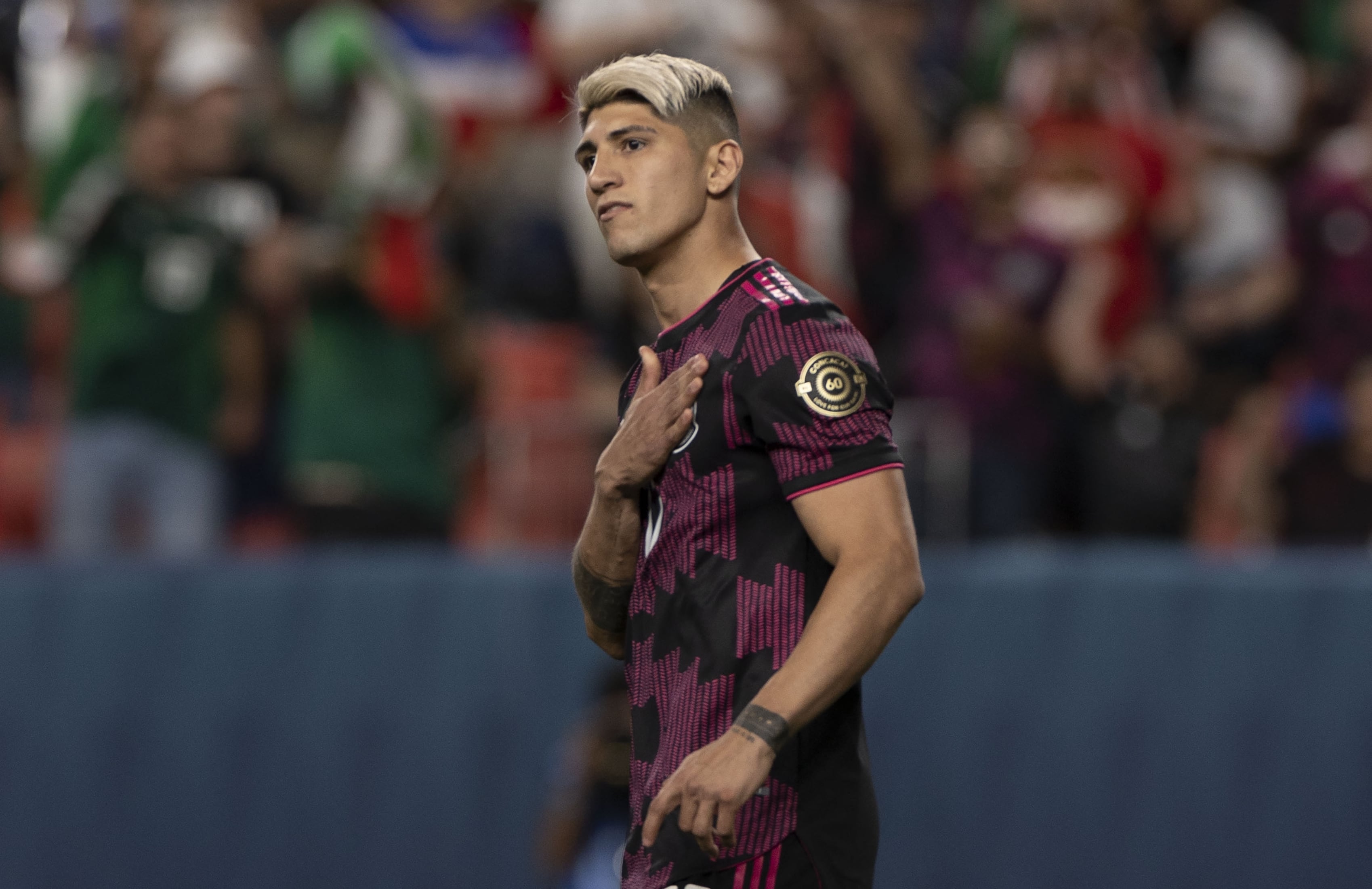 Alan Pulido en un partido con el Tri