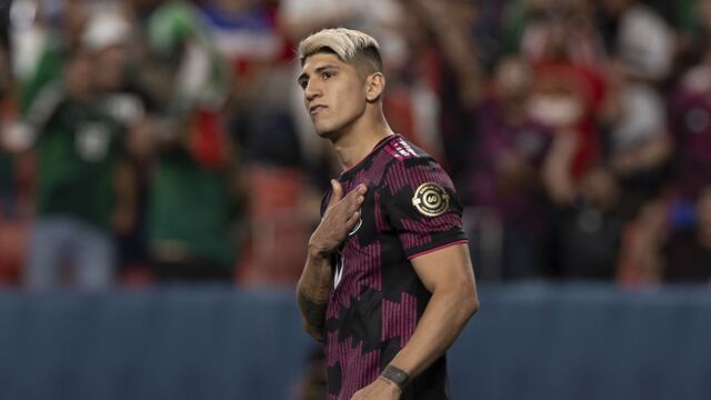 Alan Pulido en un partido con el Tri