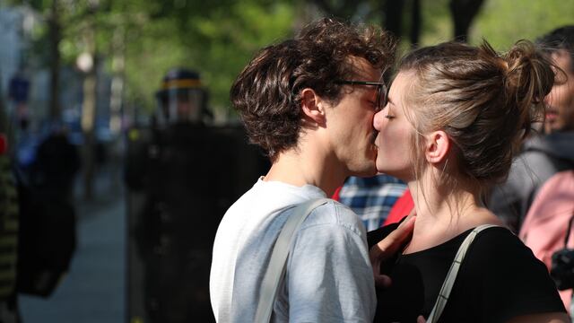 Los besos son buenos para la salud, pero ten cuidado.