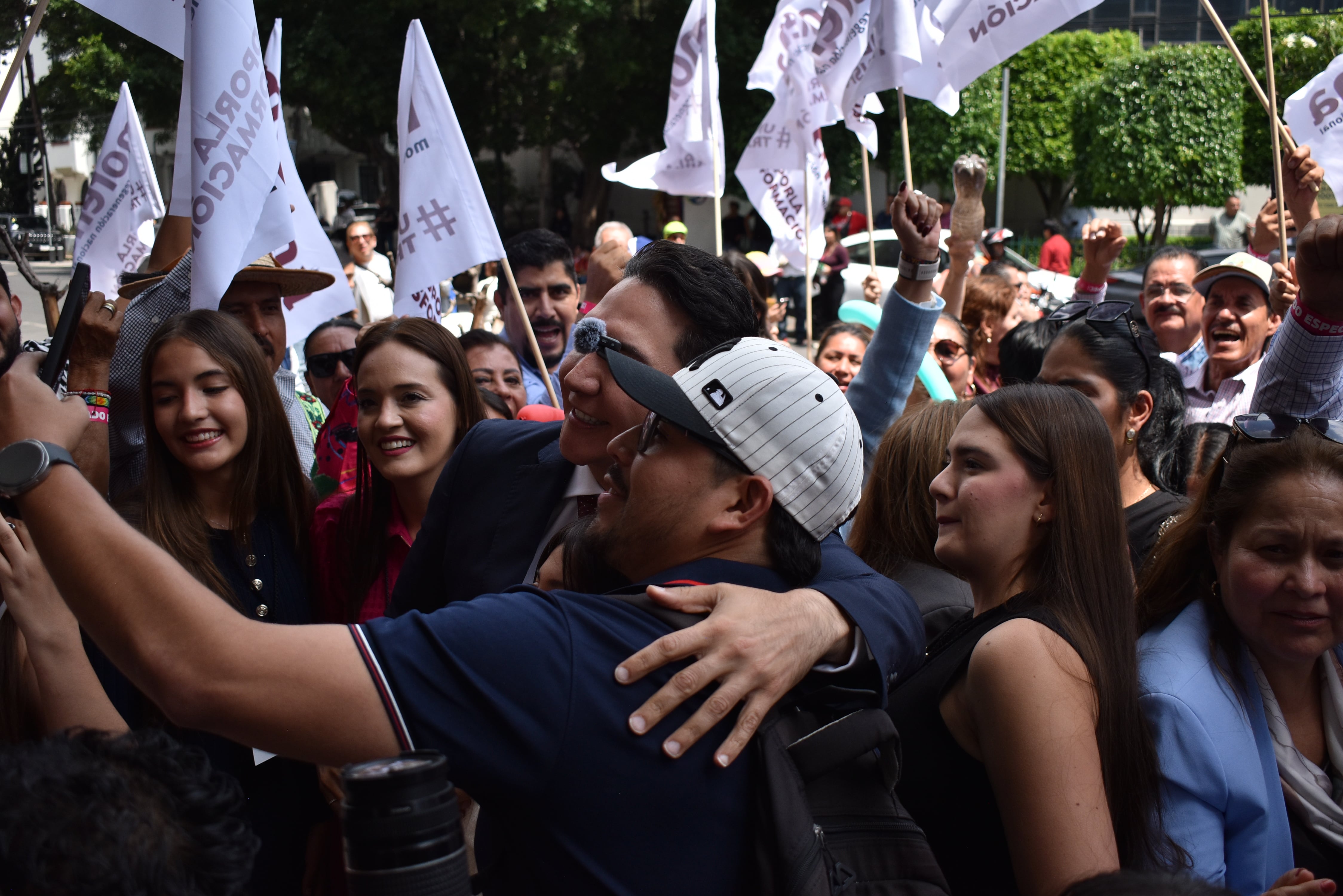 Héctor Santana se registra para buscar la gubernatura de Nayarit con Morena, PVEM y PT.