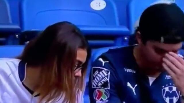 Fan de Rayados es captado en televisión con su amante.