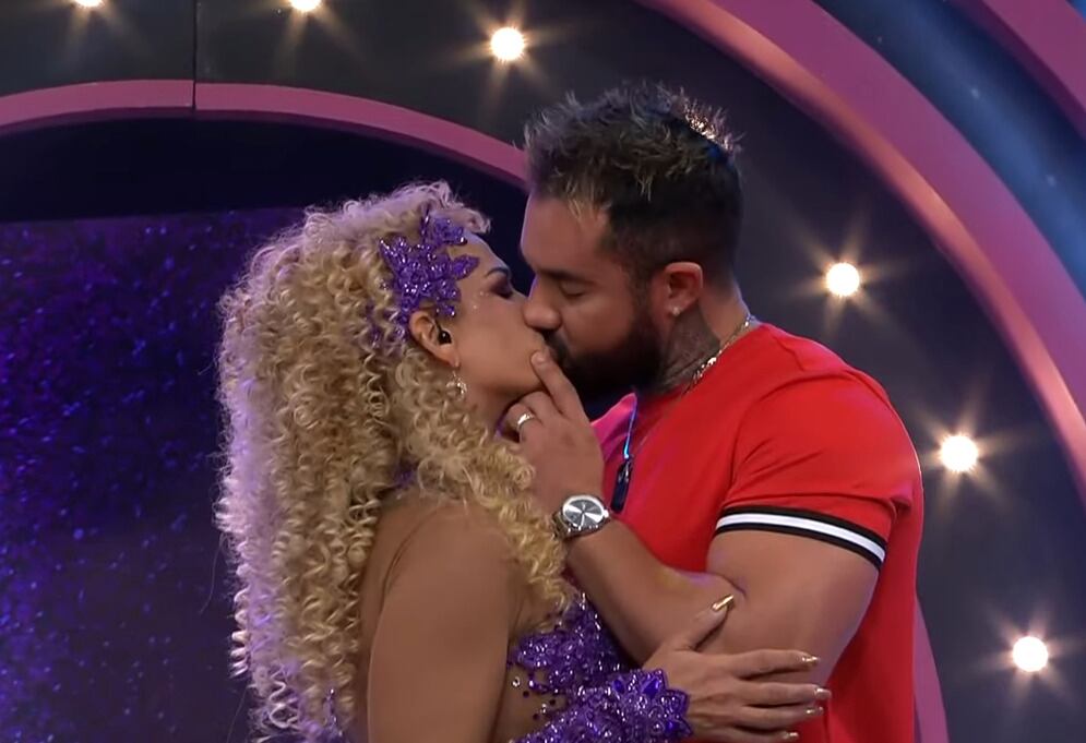 Niurka se besa con su novio Bruno Espino tras compartir que le dio el anillo.