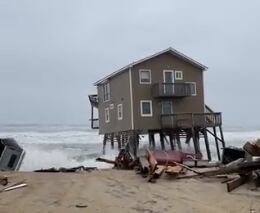 Casa es devorada por el mar en Carolina del Norte