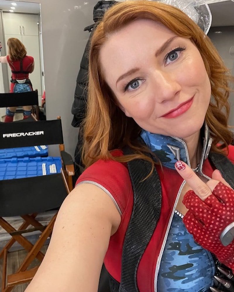 Valorie Curry como Firecrackerk