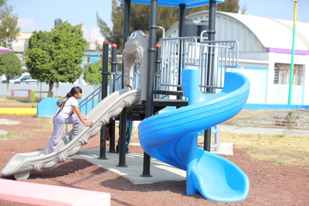 Azucena Cisneros entrega parques rehabilitados en Ecatepec.
