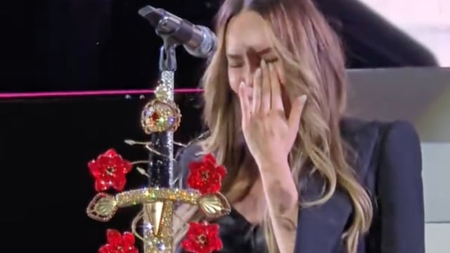 Belinda llora mientras cantaba 'Luz sin gravedad'