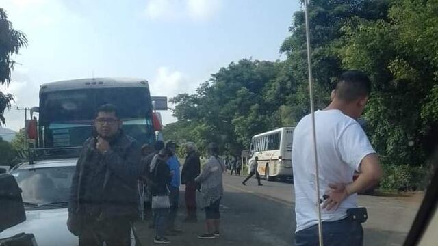 Pasajeros de autobús quedaron entre balacera en Charapendo, Michoacán