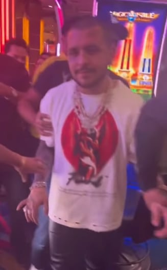 Christian Nodal hasta la manitas de borracho en Las Vegas