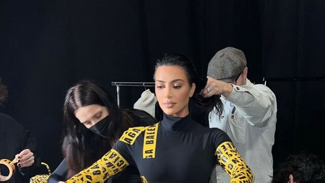 Kim Kardashian se encinta con extravagante atuendo Balenciaga