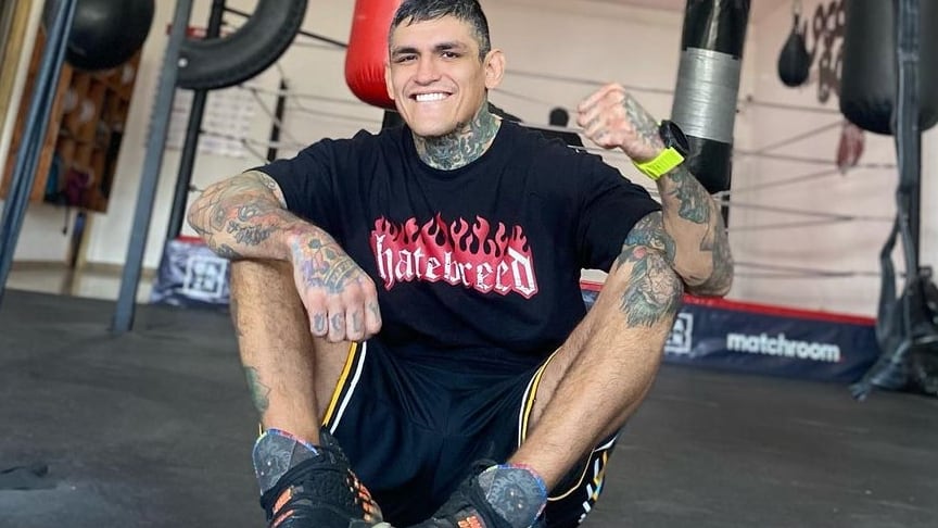 Ricardo “Loco” Arreola se lanza sobre sujeto que pinta su auto