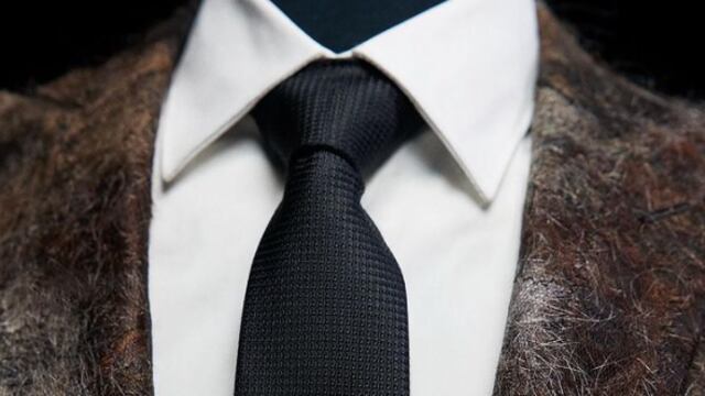 Traje hecho con pelos de bigote
