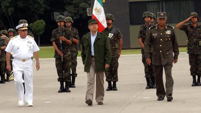 Reutilizando el uniforme militar que le quedaba grande (física y profesionalmente)...