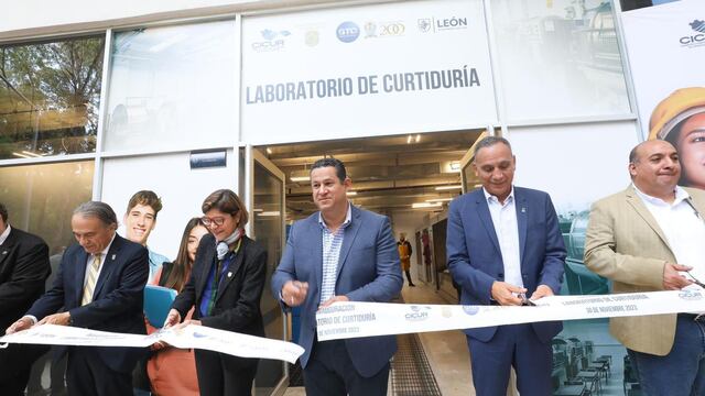 Diego Sinhue Rodríguez inaugura laboratorio en Universidad de Guanajuato