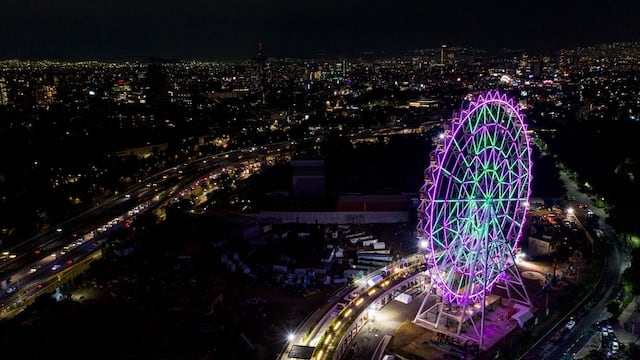 Toma aérea de la rueda de la fortuna Aztlán