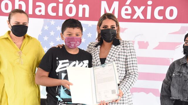 Evelyn Salgado entrega 300 certificados de Doble Nacionalidad del programa “Soy México”