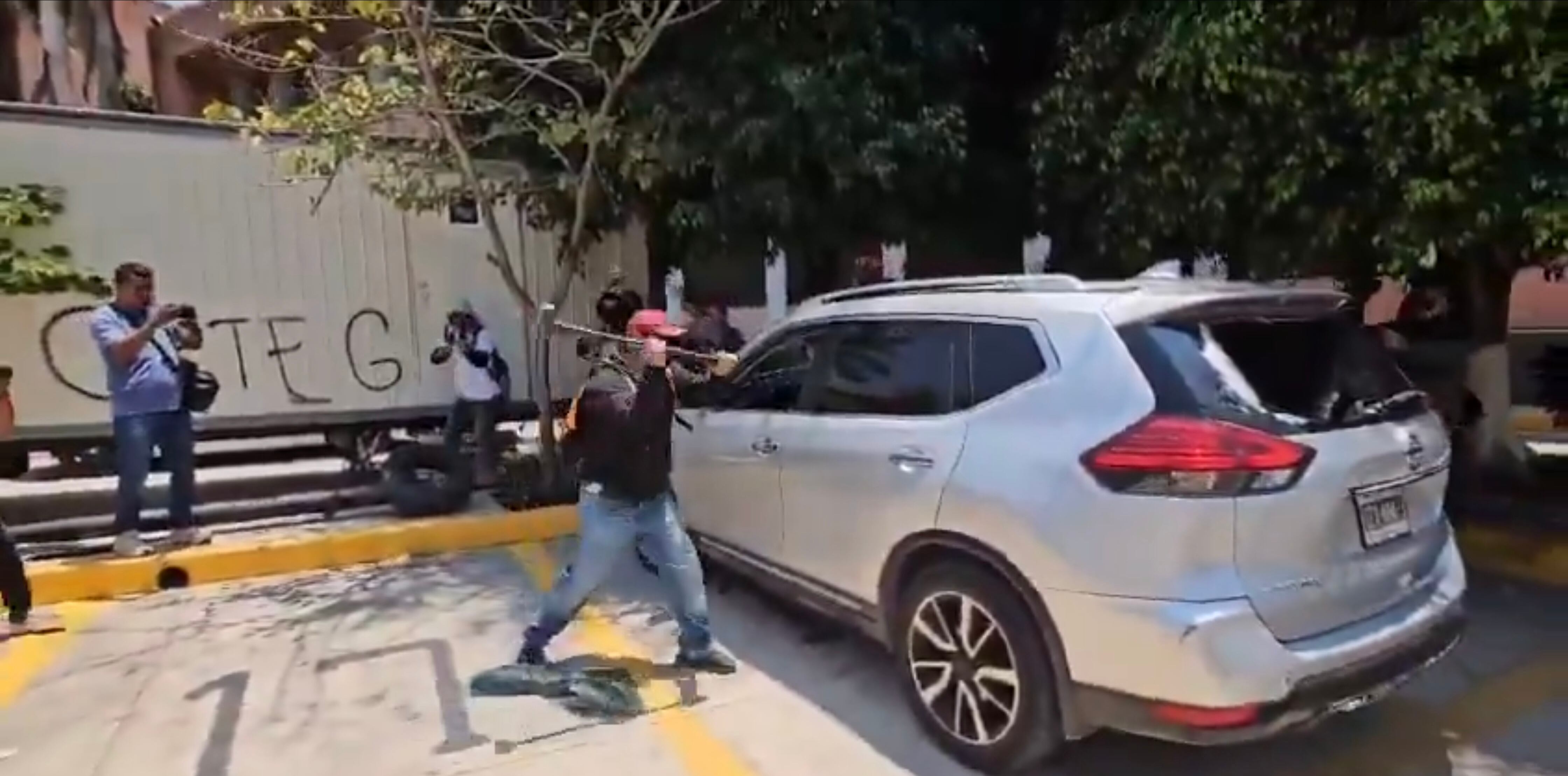 CETEG ingresa al Congreso de Guerrero y causa destrozos a 12 vehículo