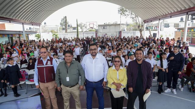 Ernesto Santillán en la entrega del arcotecho en escuela de Ecatepec