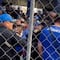Más violencia en la Liga MX; ahora policía golpea a fan en el Estadio Azul