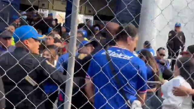 Un policía golpeo a un aficionado de Cruz Azul a las afueras del Estadio Ciudad de los Deportes.