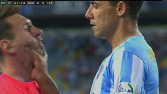 Los azulgranas reclamaron la roja a Weligton agredió a Messi con este agarrón y solo recibió la amarilla. No era la primera vez que el jugador brasileño agredía al argentino.
