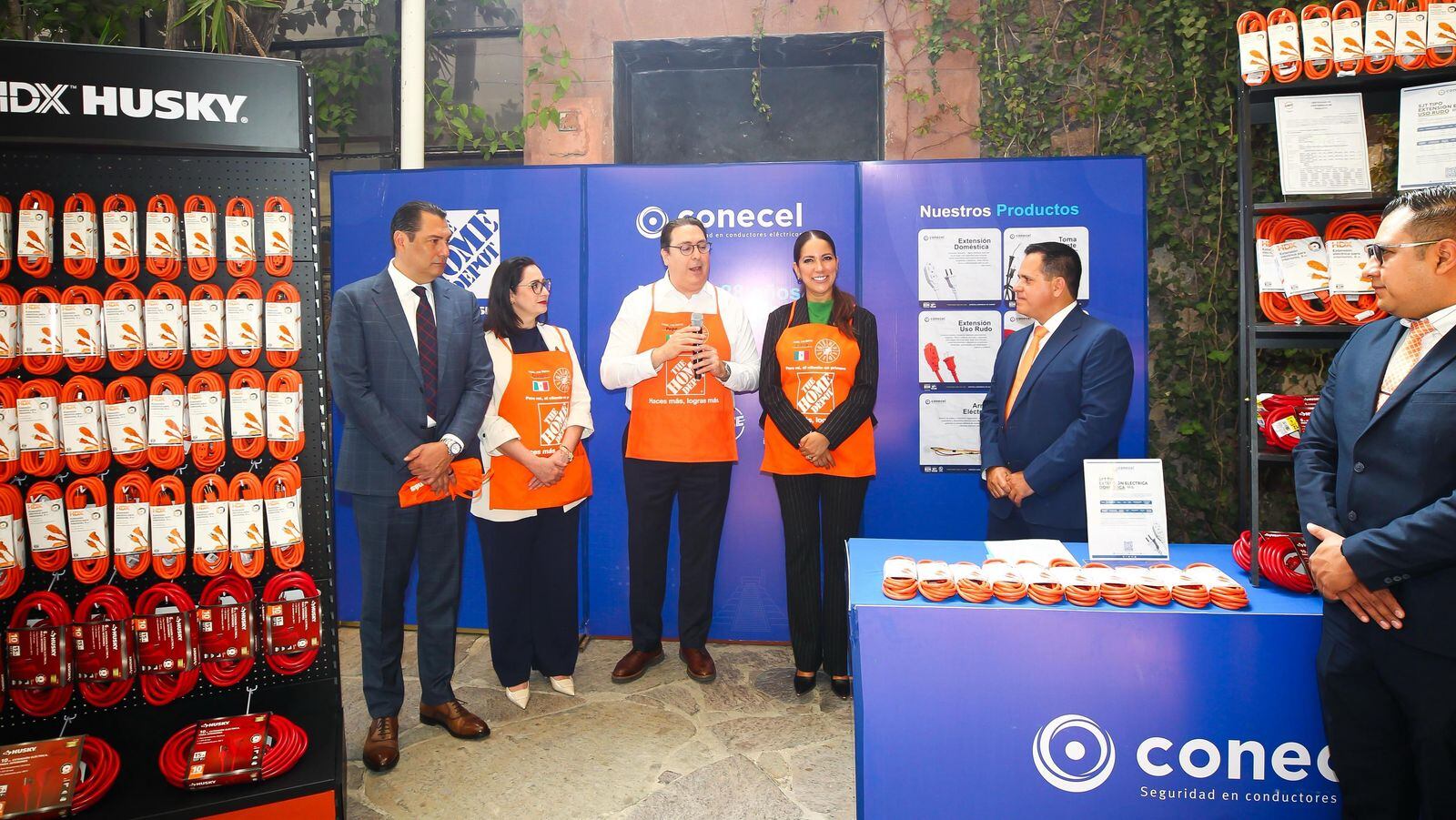 Libia Dennise García celebra inversión de The Home Depot