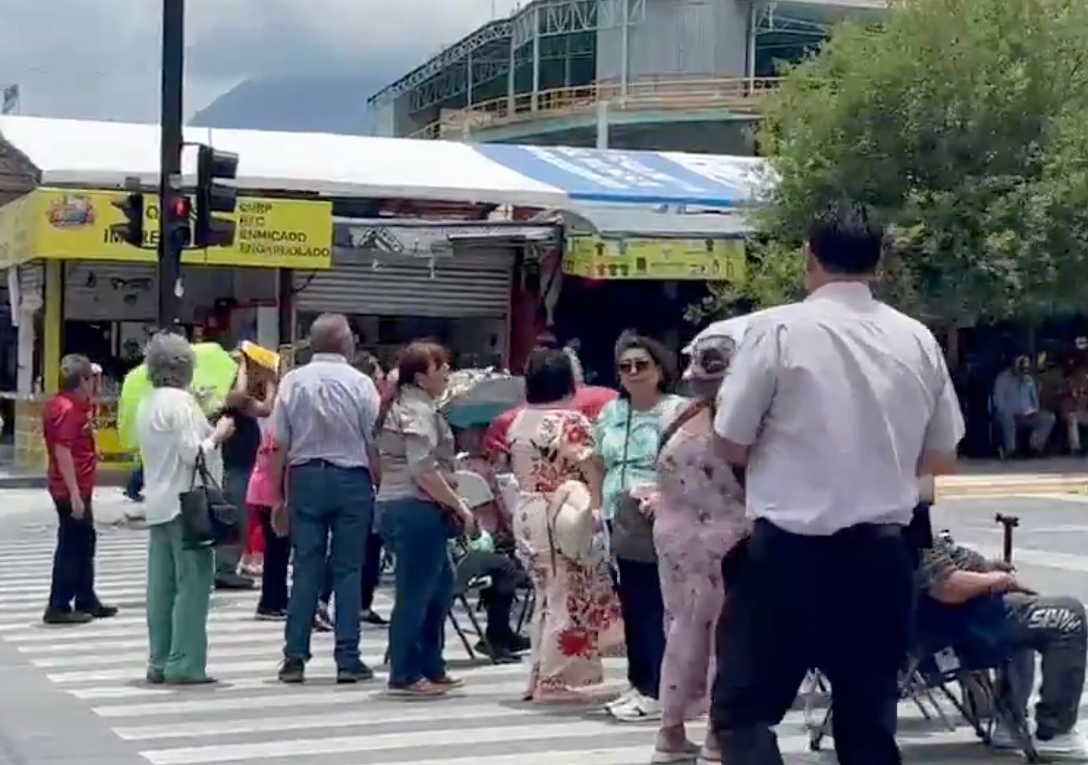 Profesores jubilados cierran vialidad en Monterrey