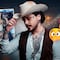 VIDEO: Christian Nodal reaccionó así cuando fan le quiso robar el sombrero durante un concierto