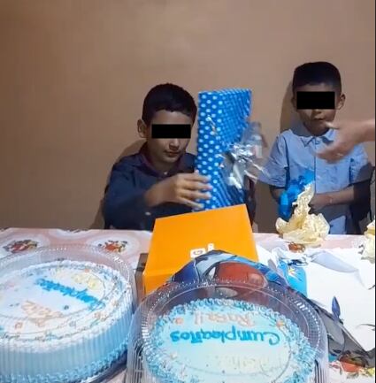 Niño llora al recibir foto de su abuelito