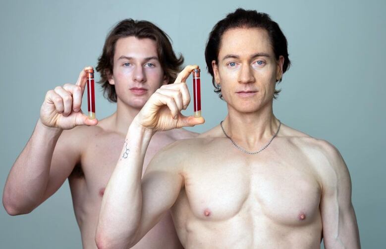 Bryan Johnson y su hijo a quien le quita su sangre para rejuvenecer