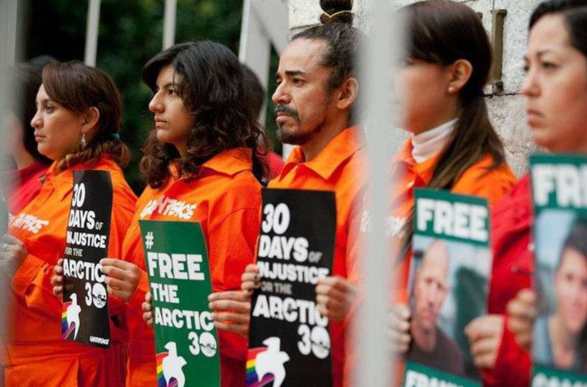 Rubén Albarrán en protesta por activistas de Greenpeace