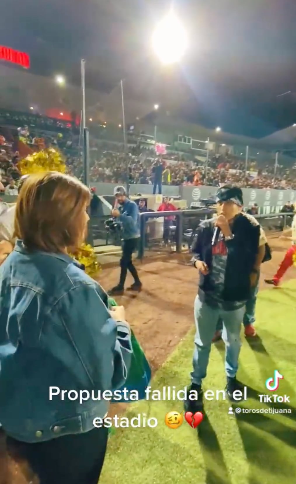 Propuesta de matrimonio en estadio de beisbol