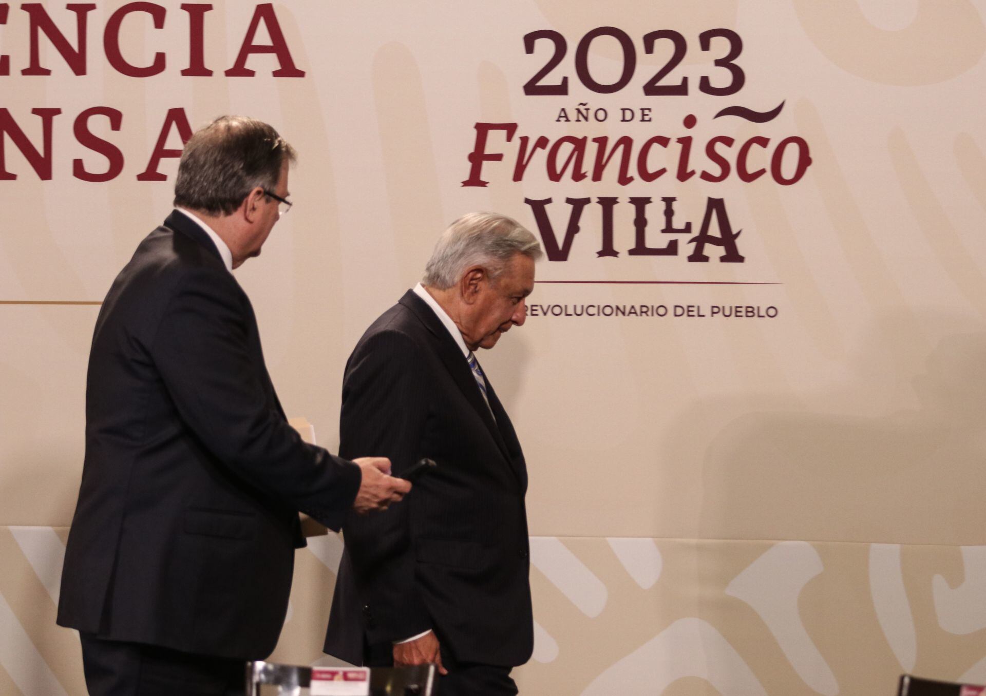 Andrés Manuel López Obrador, presidente de México acompañado de Claudia Sheinbaum Pardo, jefa de gobierno de la Ciudad Marcelo Ebrard Casaubon, secretario de Relaciones Exteriores durante conferencia de prensa en Palacio Nacional.