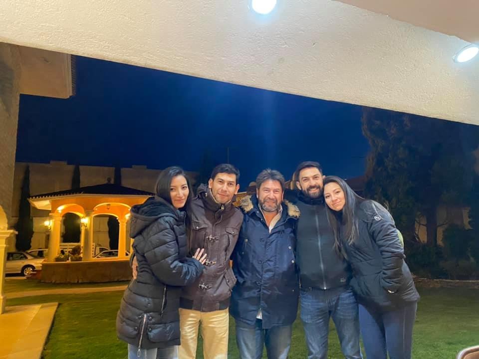 El diputado Raymundo Vázquez con sus hijos e hijas