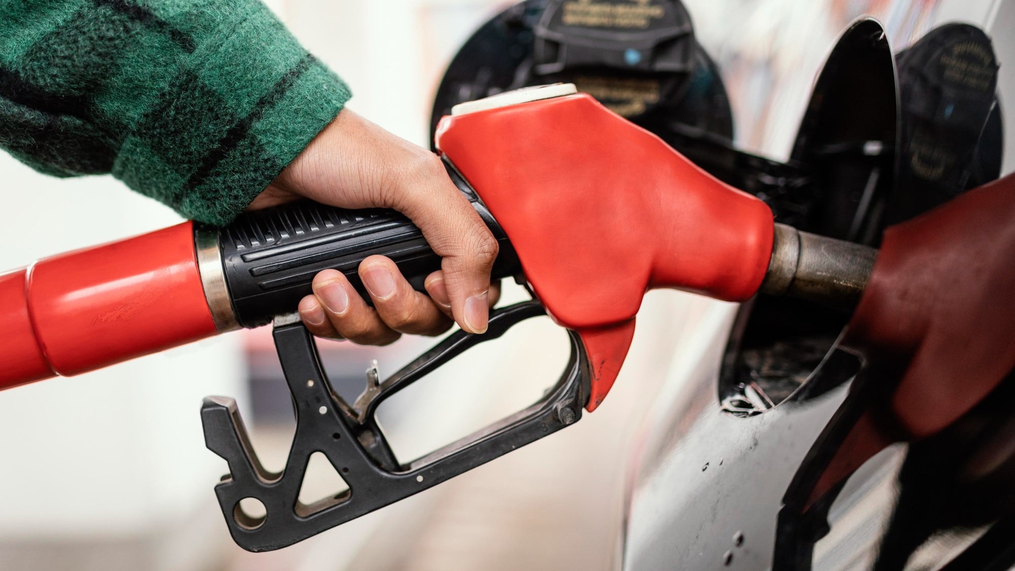 ¿Por dinero o por litros? Te decimos qué es mejor al cargar gasolina