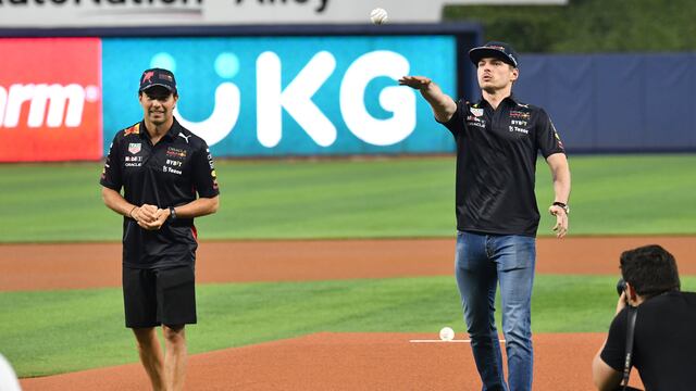 Checo Pérez lanzó la primera bola en el partido de los Miami Marlins
