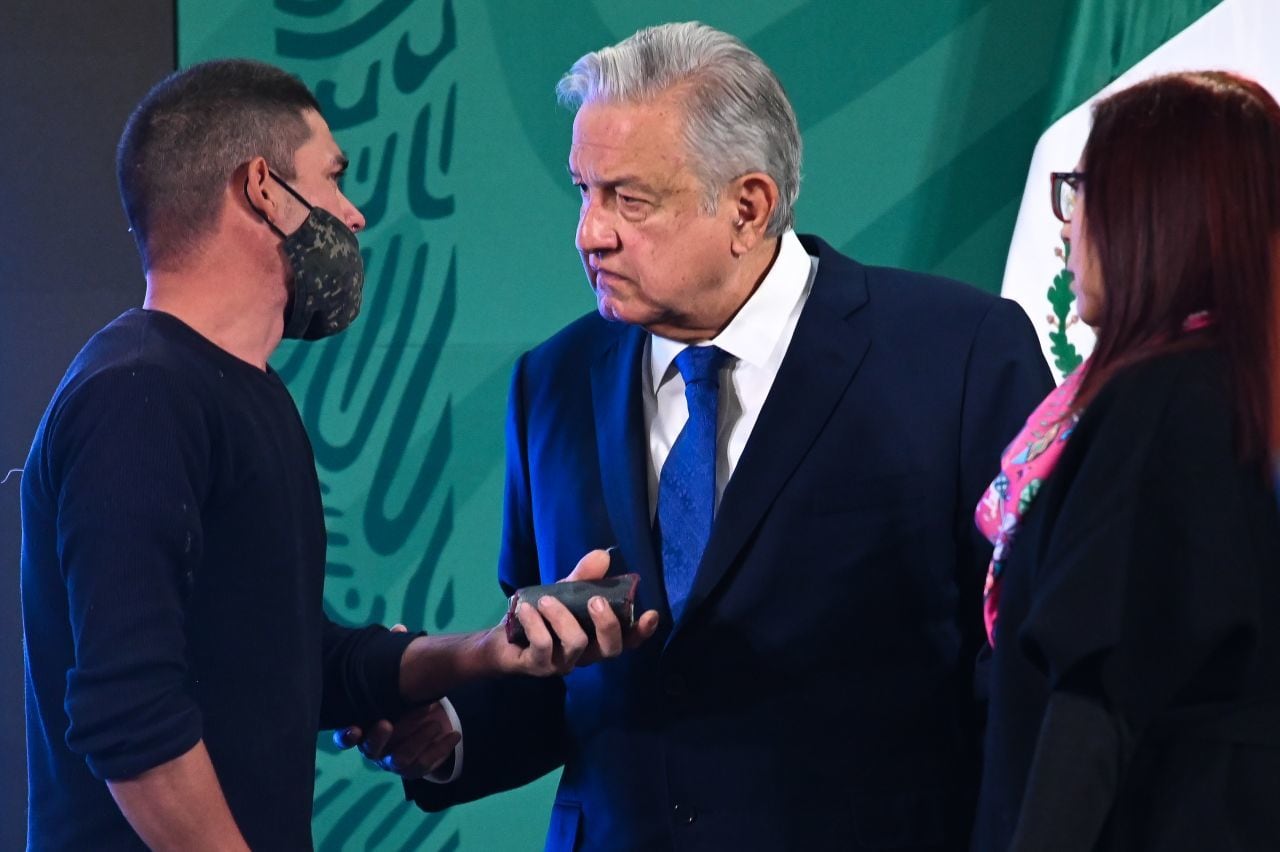 Hombre aborda a AMLO en su mañanera