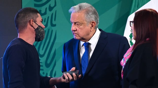 Hombre aborda a AMLO en su mañanera