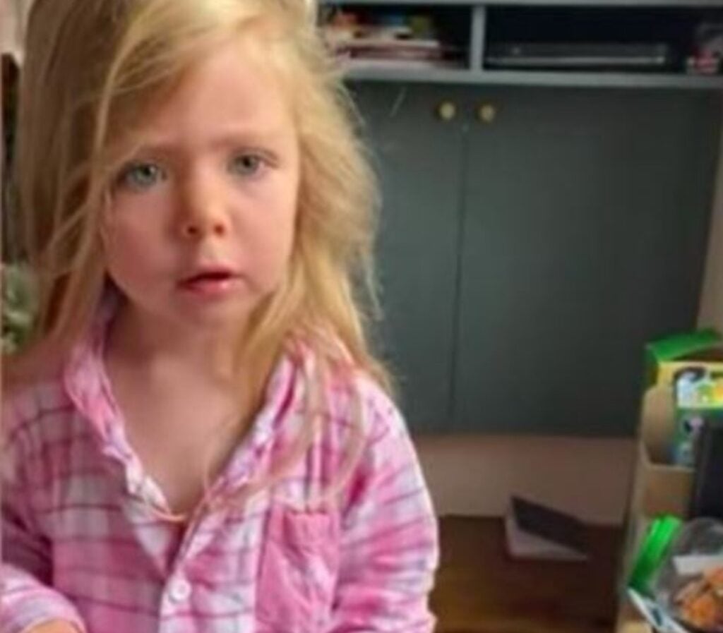 Niña regaña a su mamá