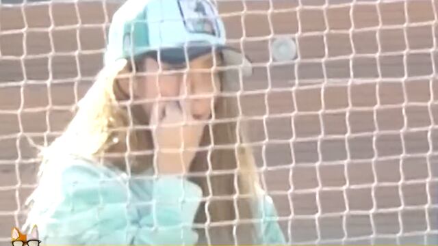 Shakira le hizo la Britney-señal a Piqué durante el partido de su hijo Milan