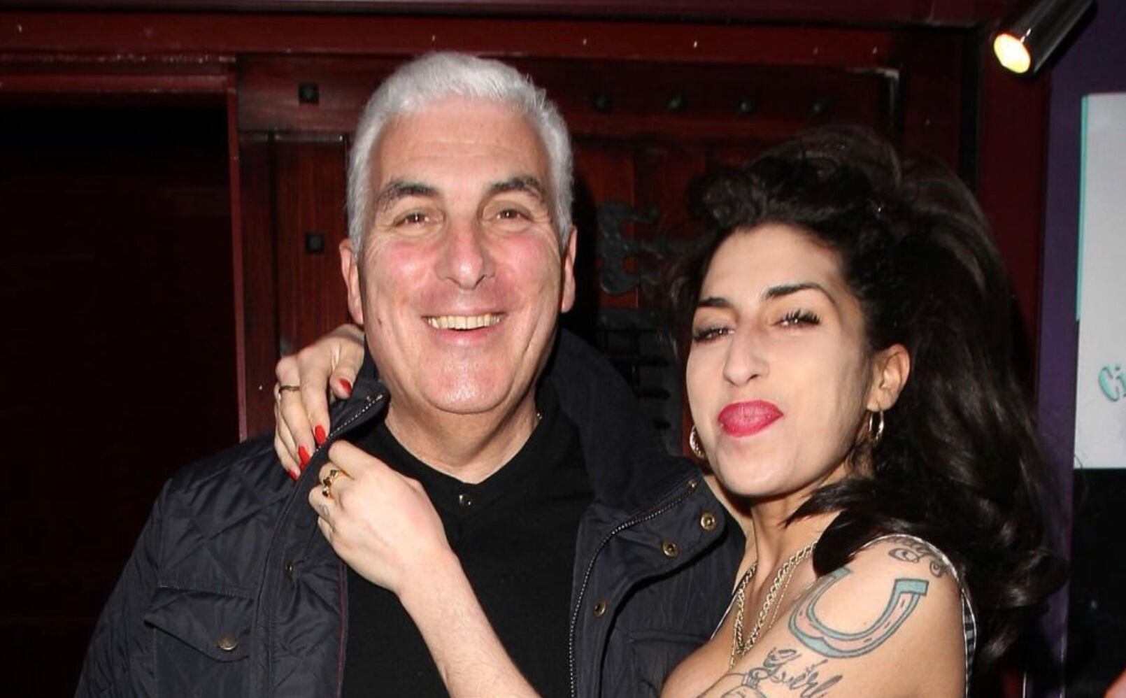 El padre de Amy Winehouse reclamó una suma millonaria pero perdió el juicio contra excolaboradoras y él deberá pagar aún más