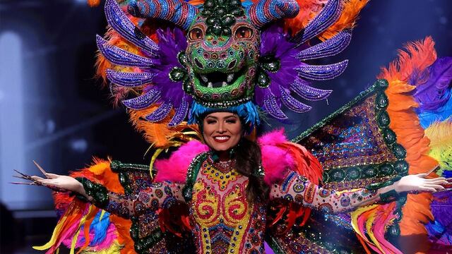 Andrea Meza con traje de alebrije