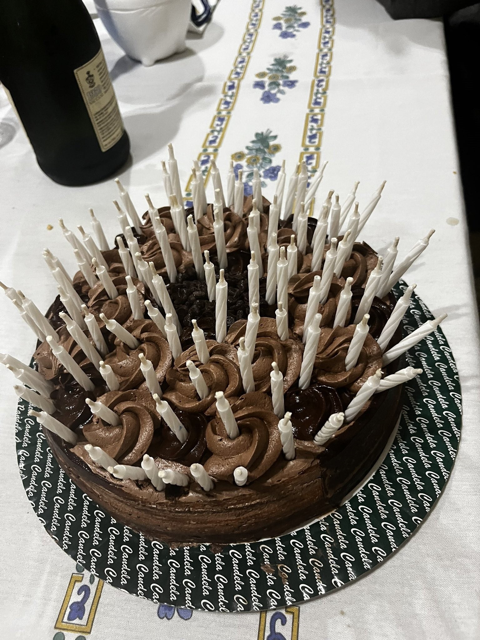 Pastel de cumpleaños de su abuela se incendió por ponerle 95 velitas encima