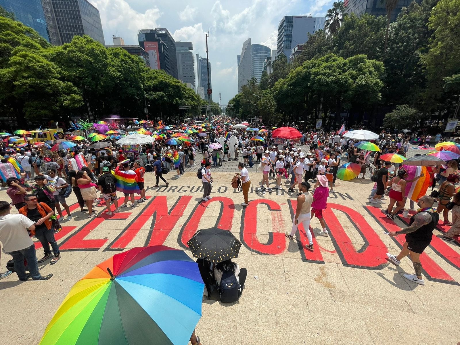 Coloran banderas de Palestina en el Ángel de la Independencia