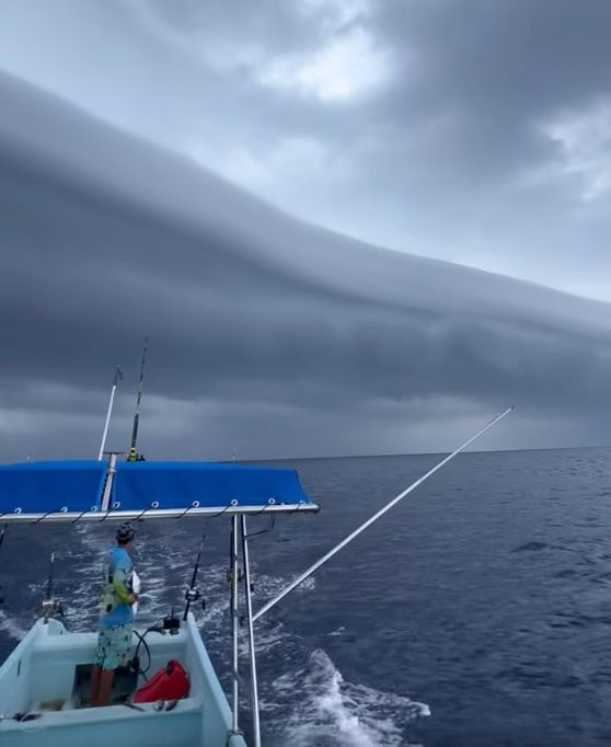 Una impresionante nube negra sorprende en Huatulco antes del huracán Polo